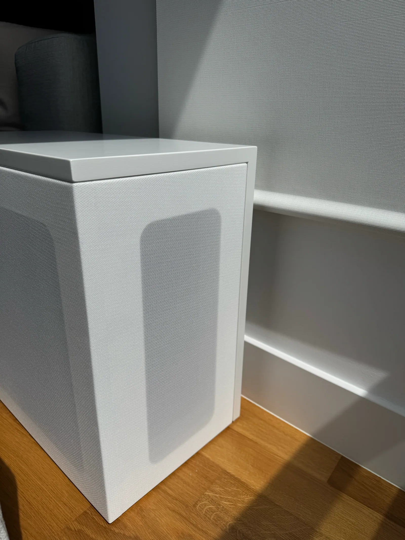 Caja blanca lacada que esconde un subwoofer