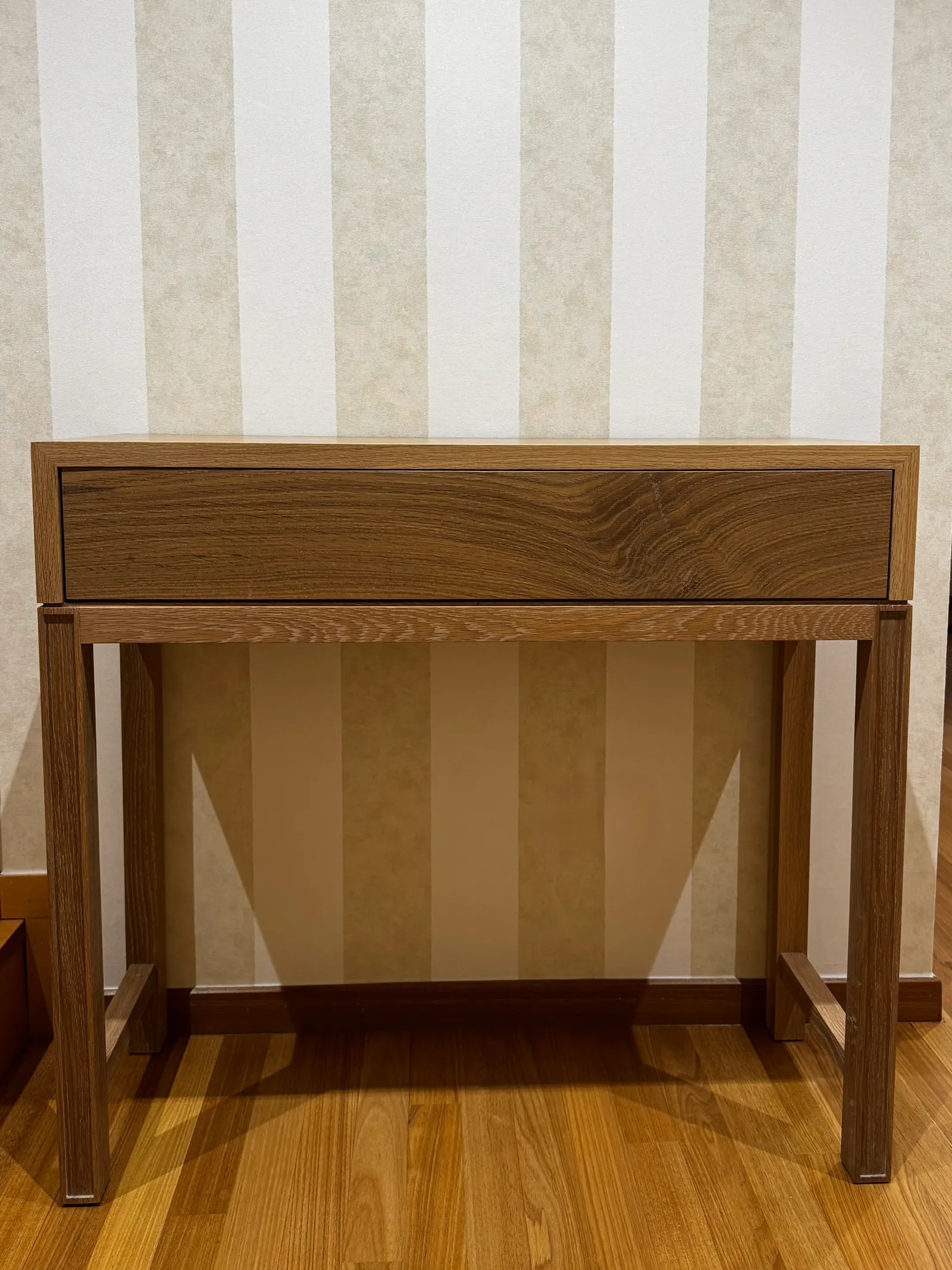 Consola de roble con cajón junto a una escalera