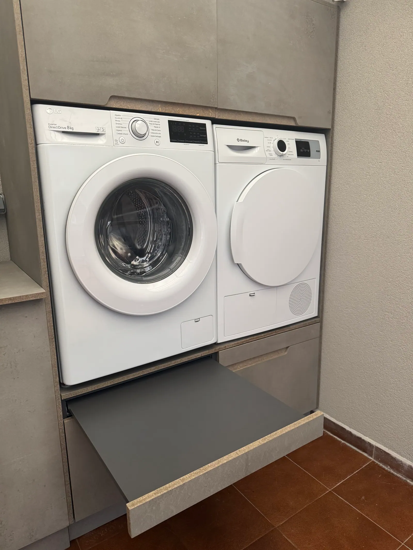 Balda extraíble para la secadora (lavandería)