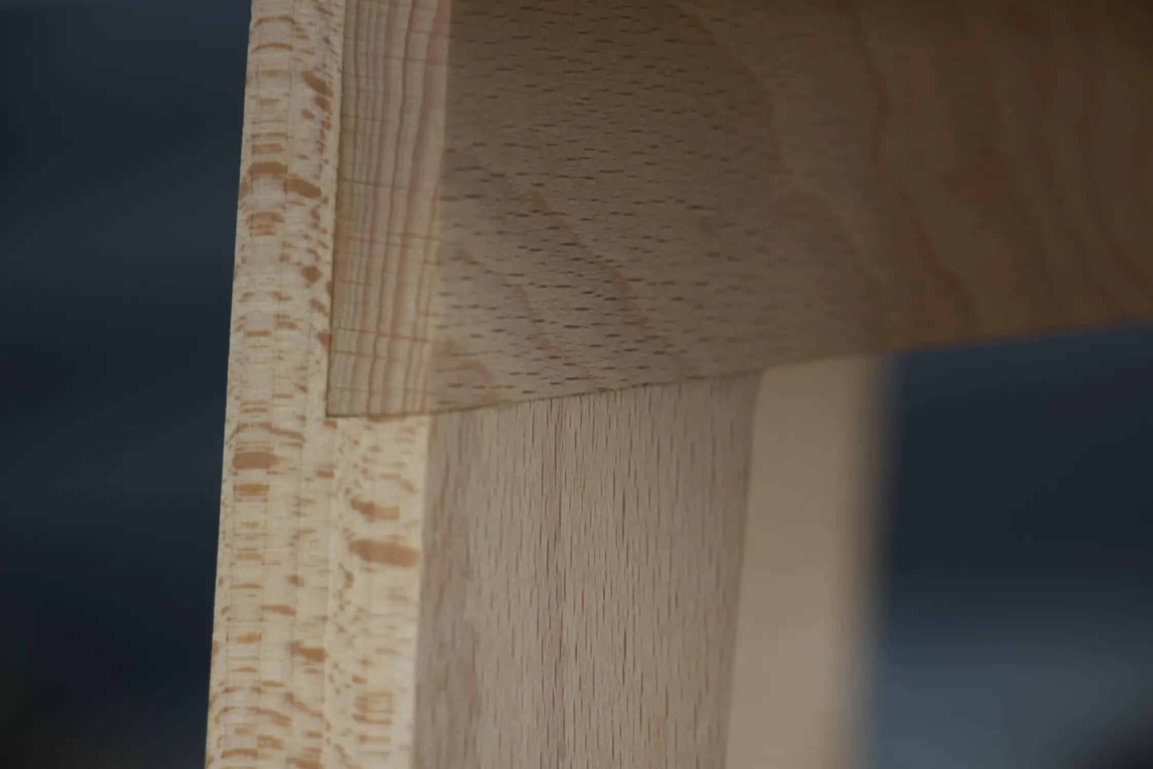 Detalle de la unión de la pata de una mesa de noche
