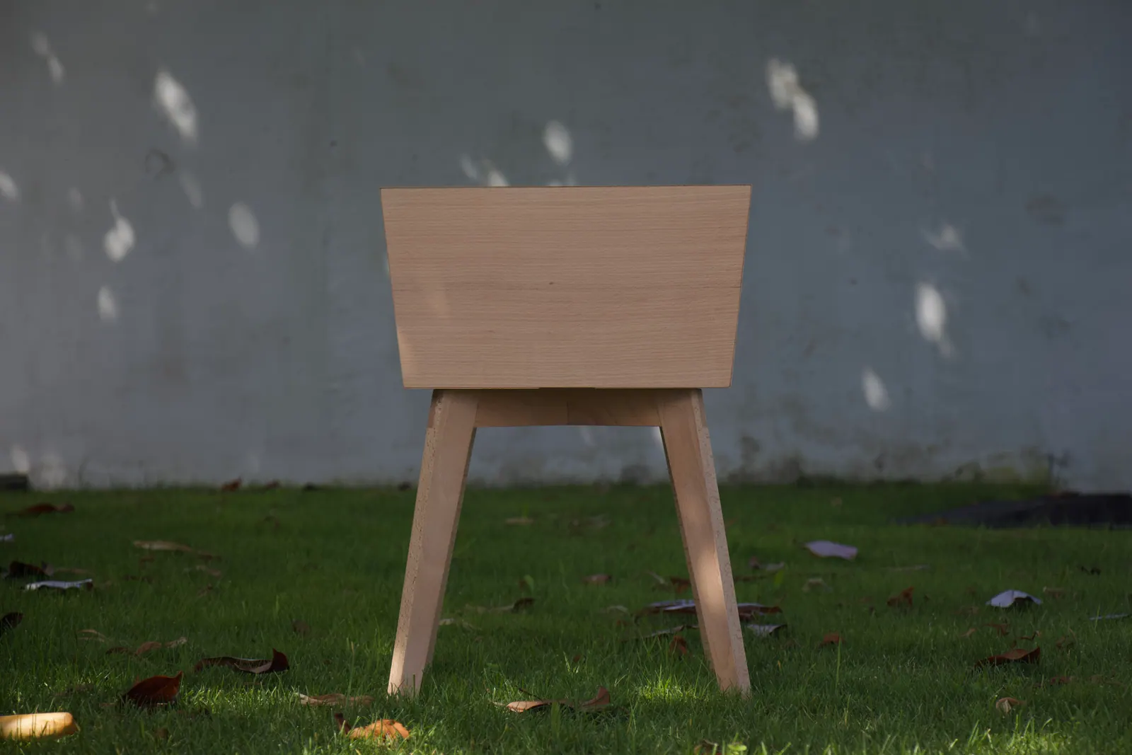 Mesa de noche de roble en un jardín