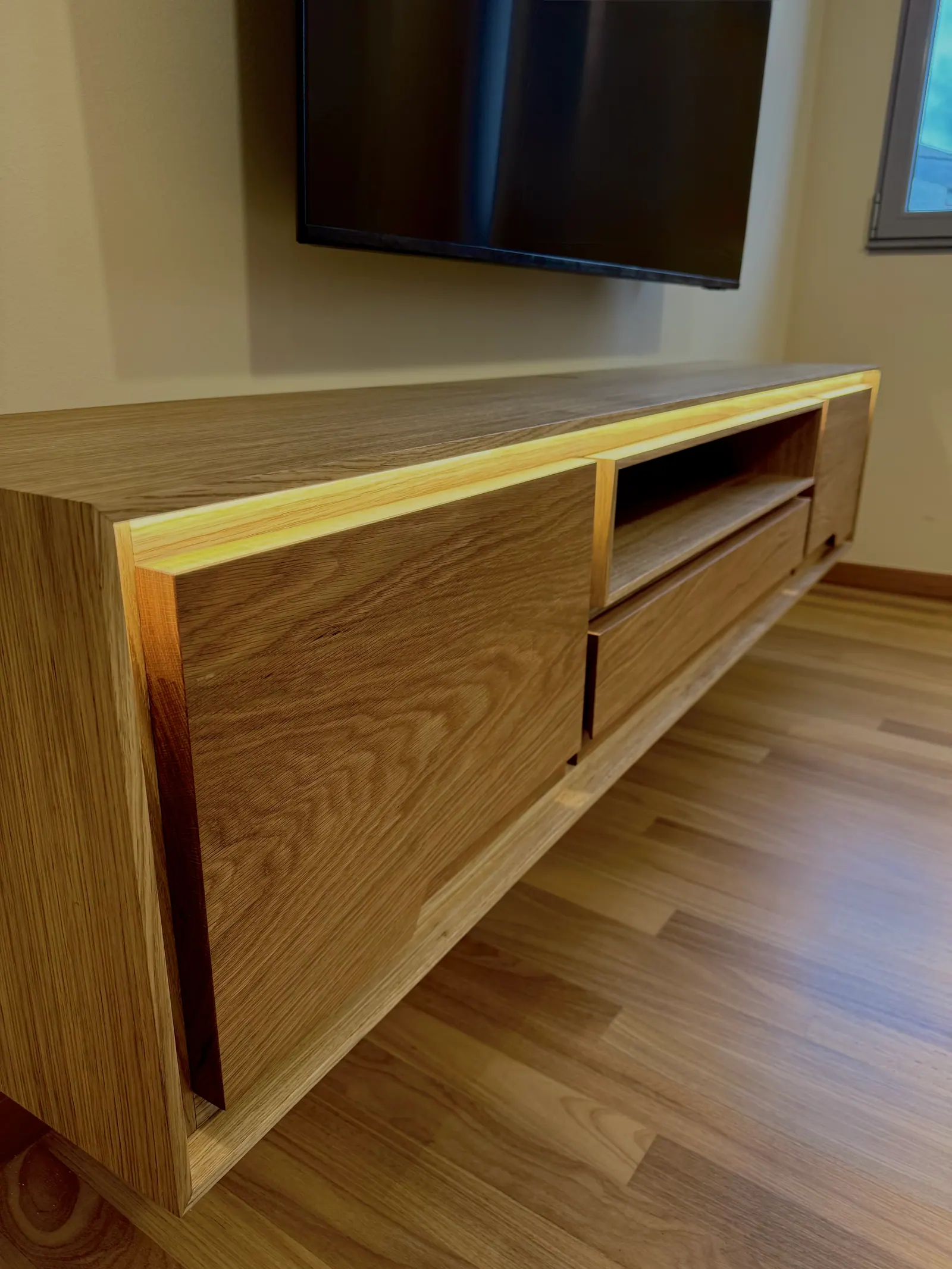 Mueble de televisión de roble suspendido con luz integrada