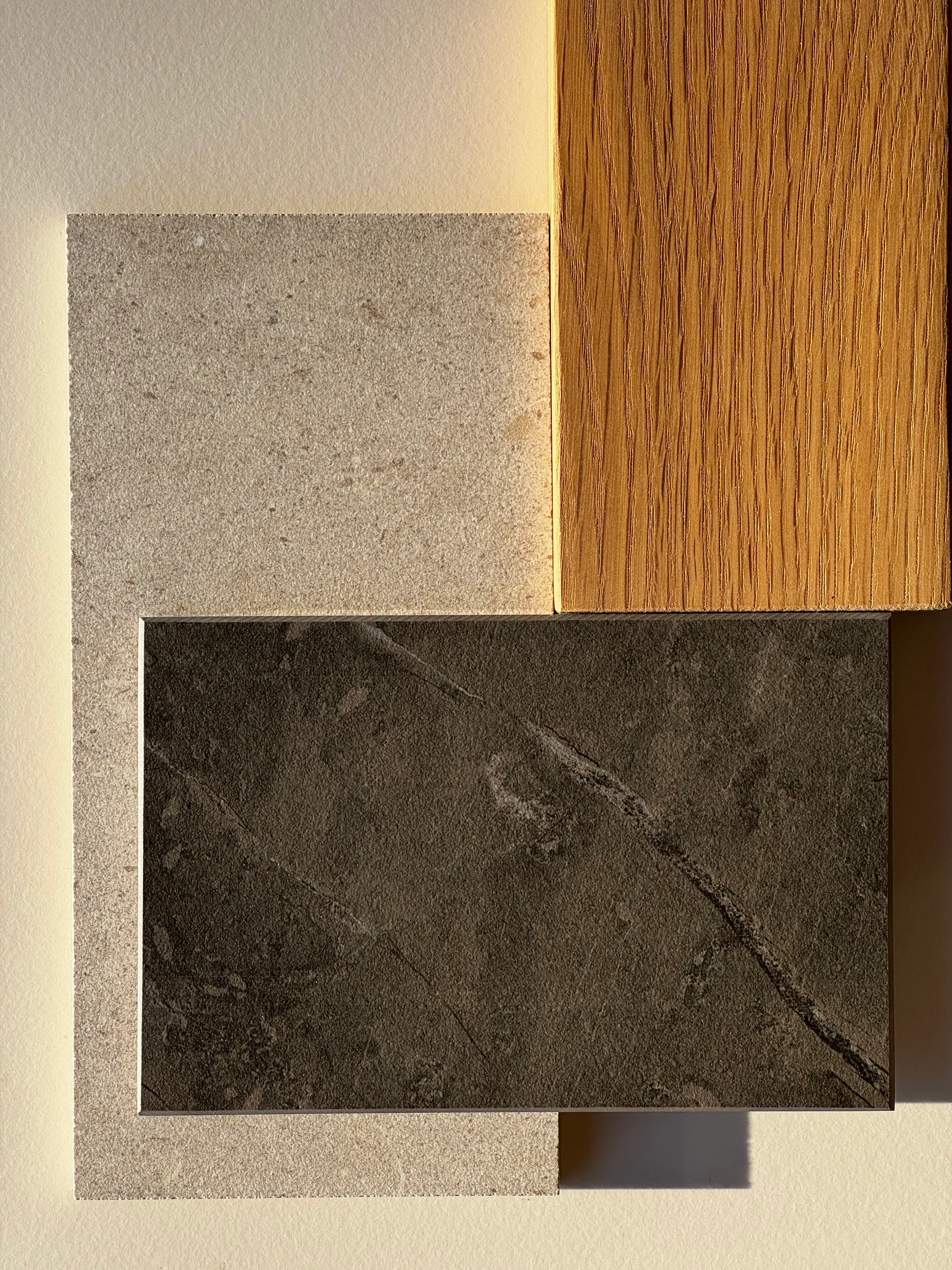 Muestras de madera, piedra y porcelánico juntas para elegir materiales