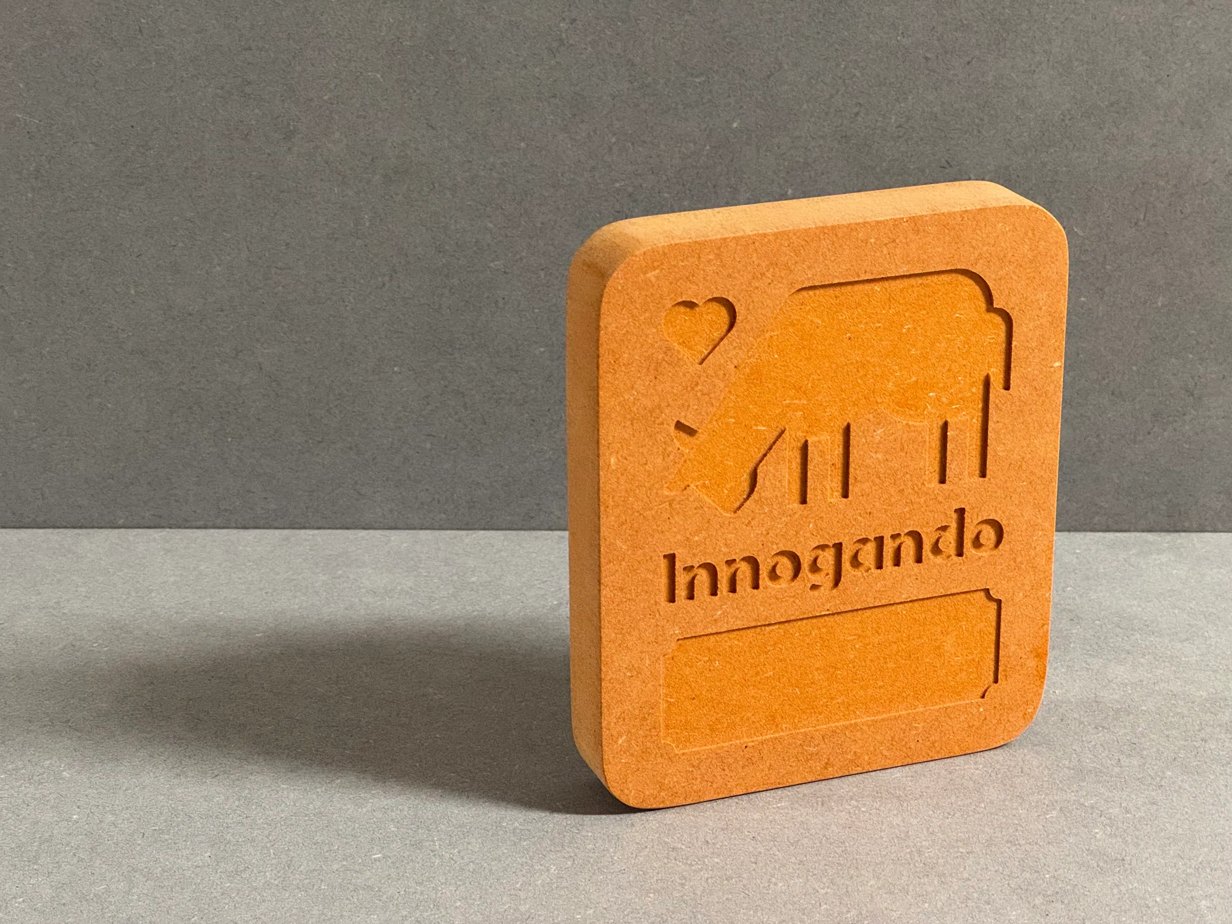 Placa naranja con el logotipo grabado