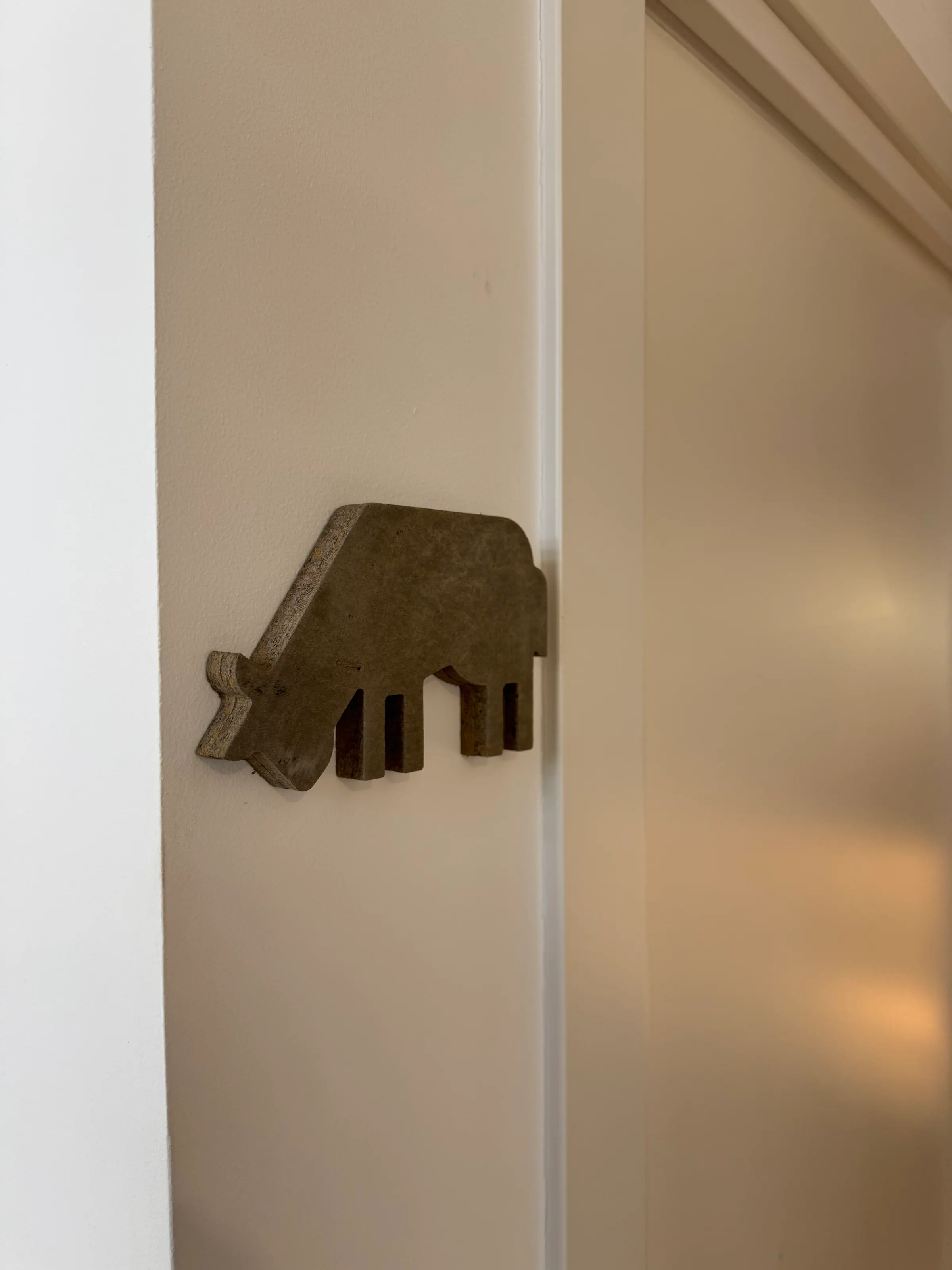 Letrero de baño con una variante del logotipo