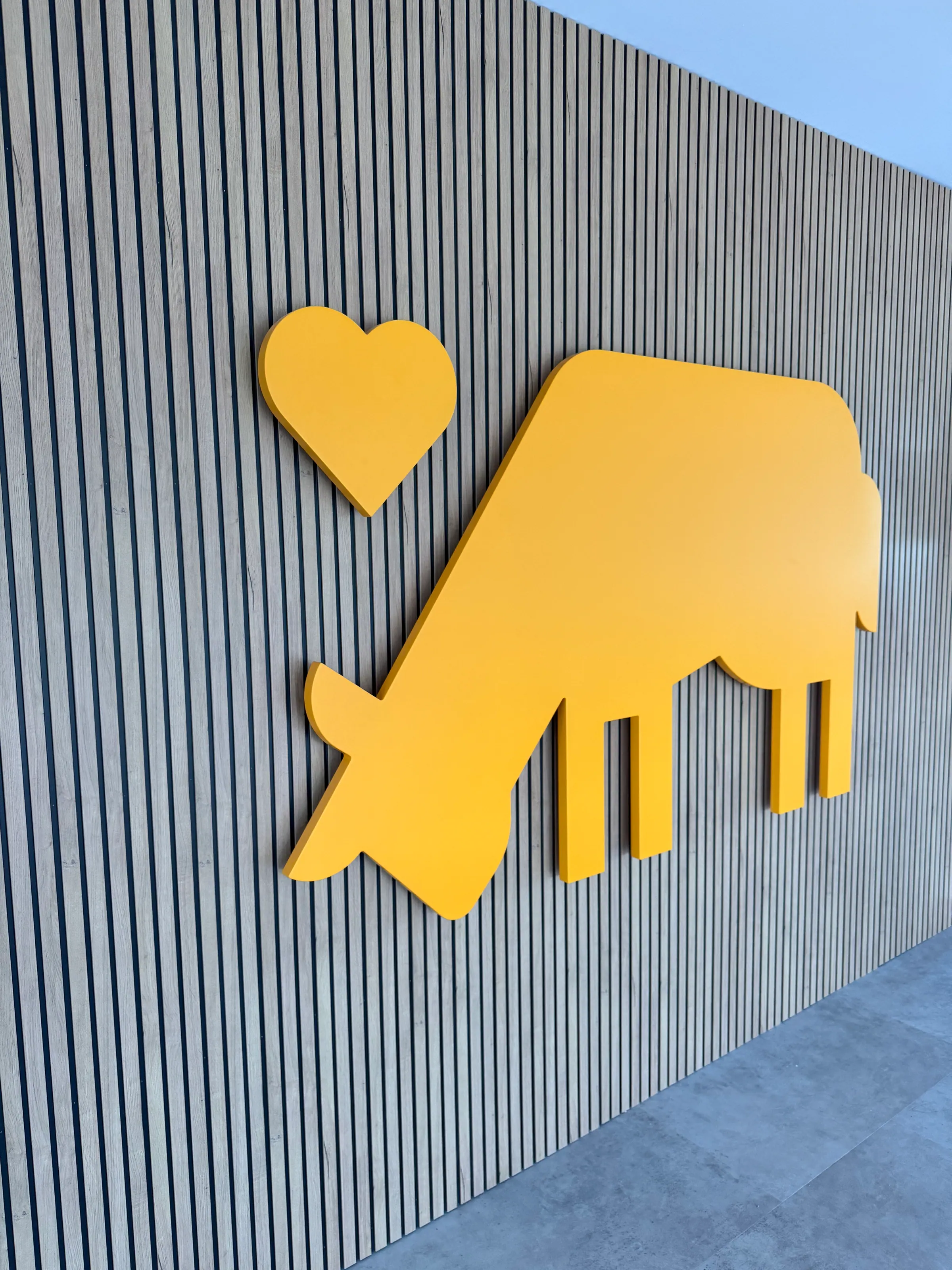 Logotipo de gran tamaño lacado en amarillo