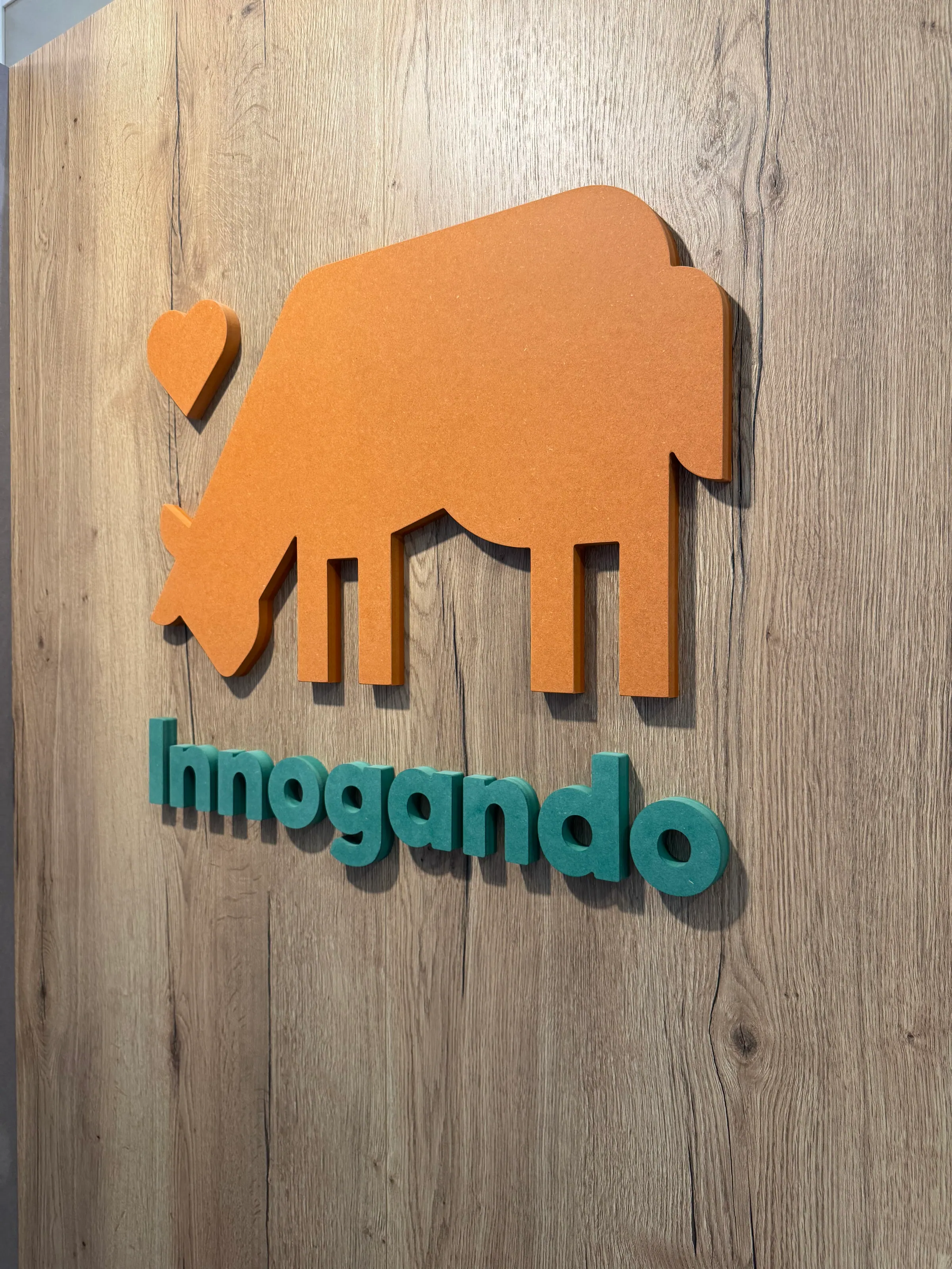 Logotipo imantado sobre el panelado