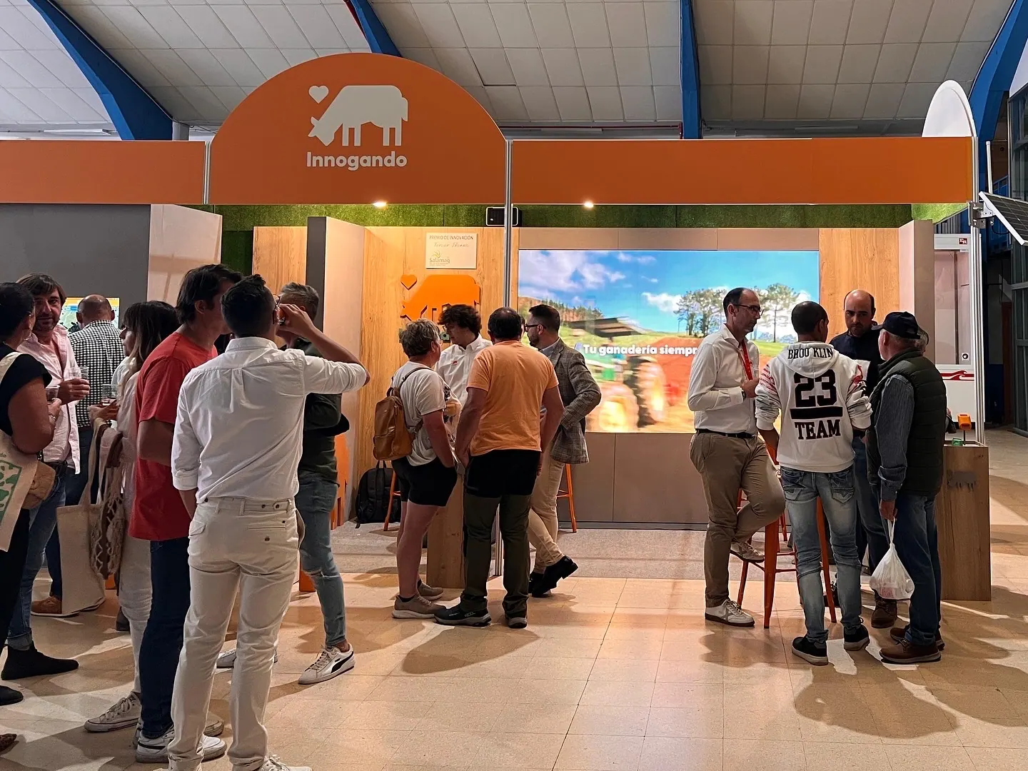 Visitantes en el stand durante la feria