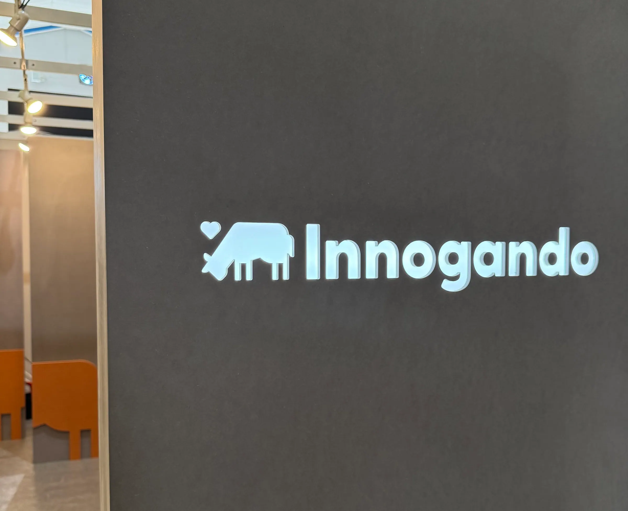 Nombre de la marca recortado e iluminado en el panelado del stand