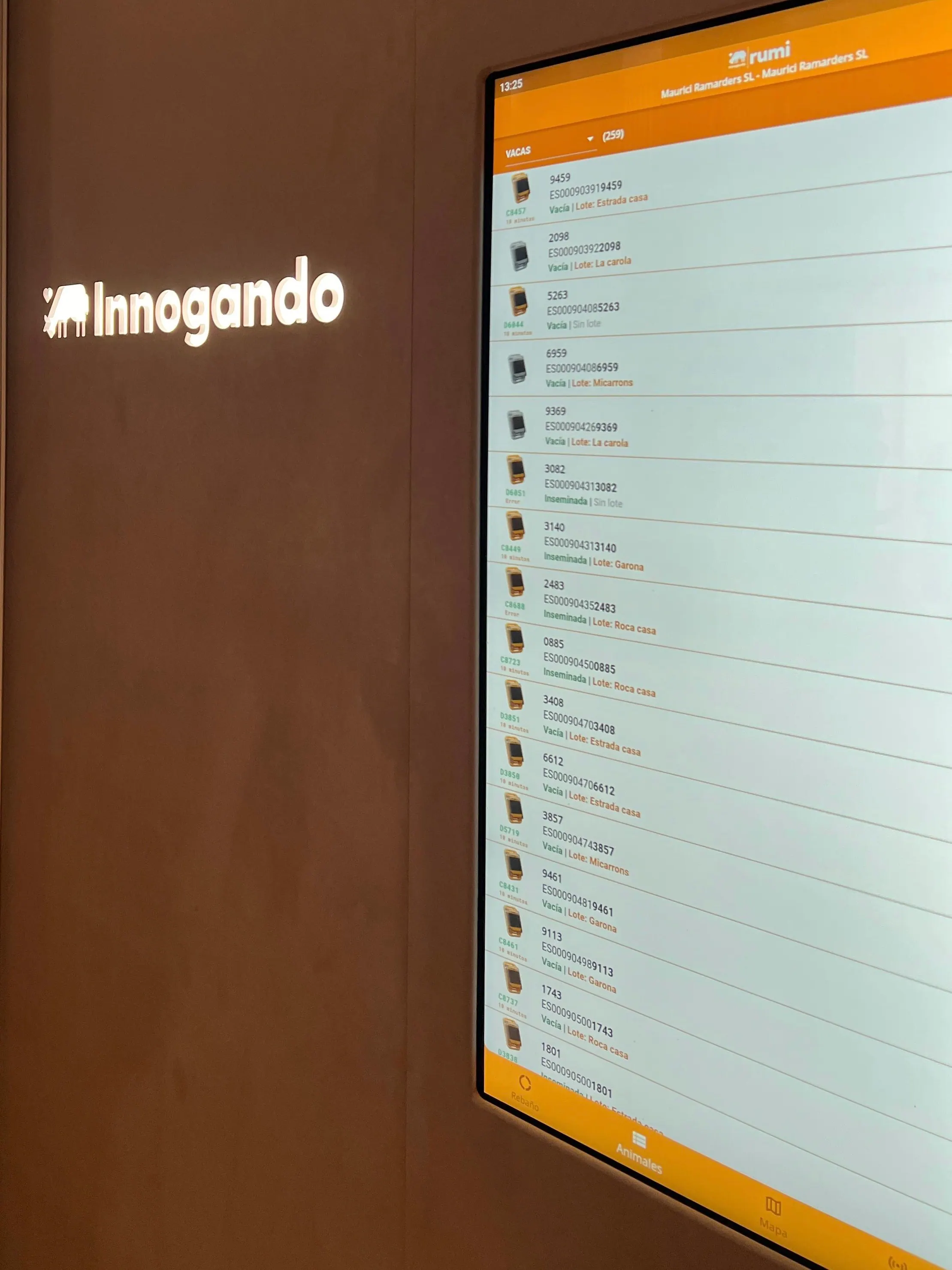 Pantalla interactiva encendida junto al nombre de la marca