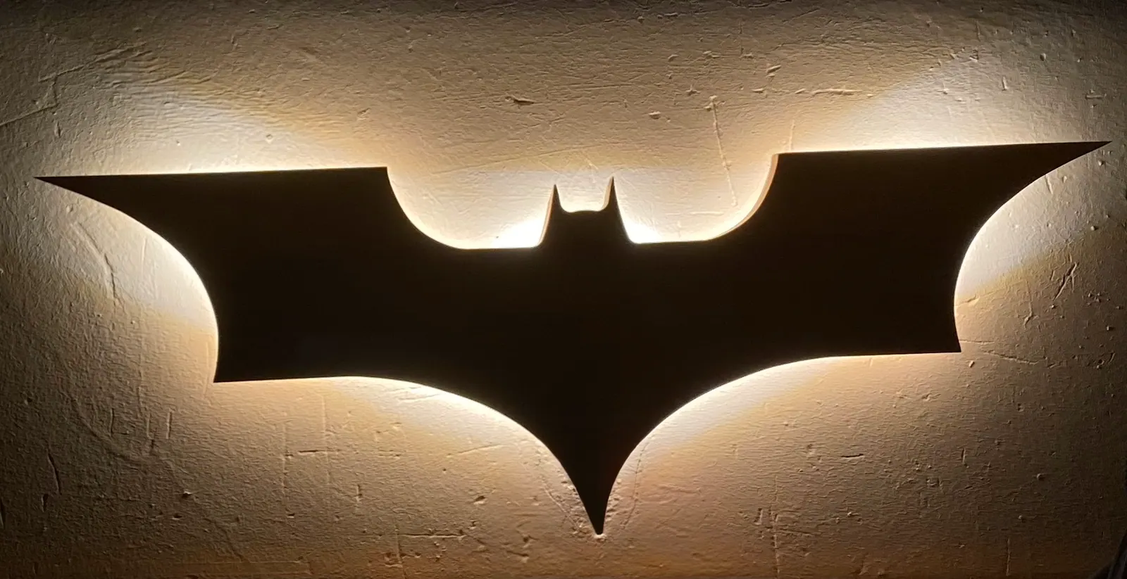 Lámpara de pared con forma de murciélago retroiluminada