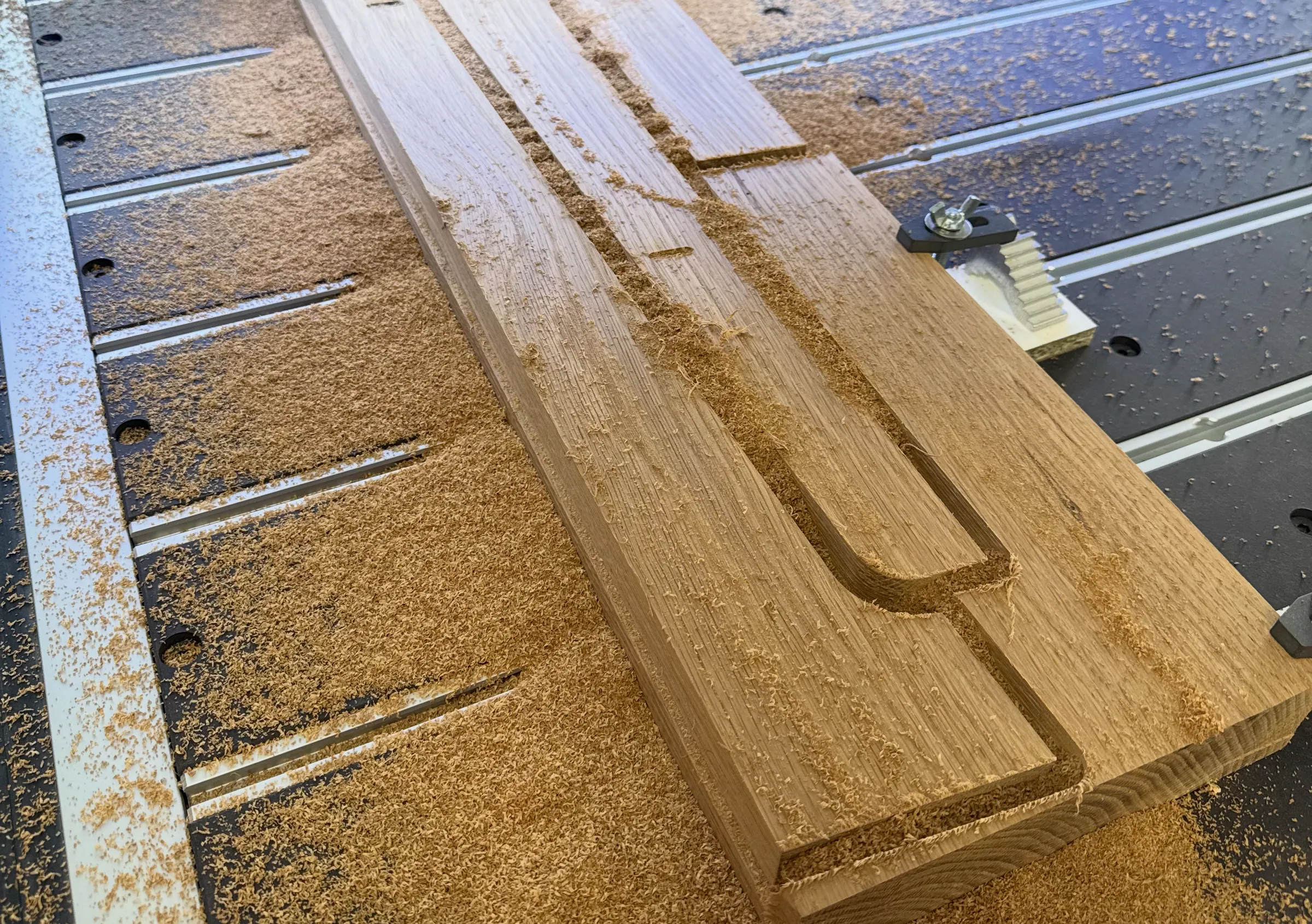 Pieza de madera en la fresadora CNC del taller